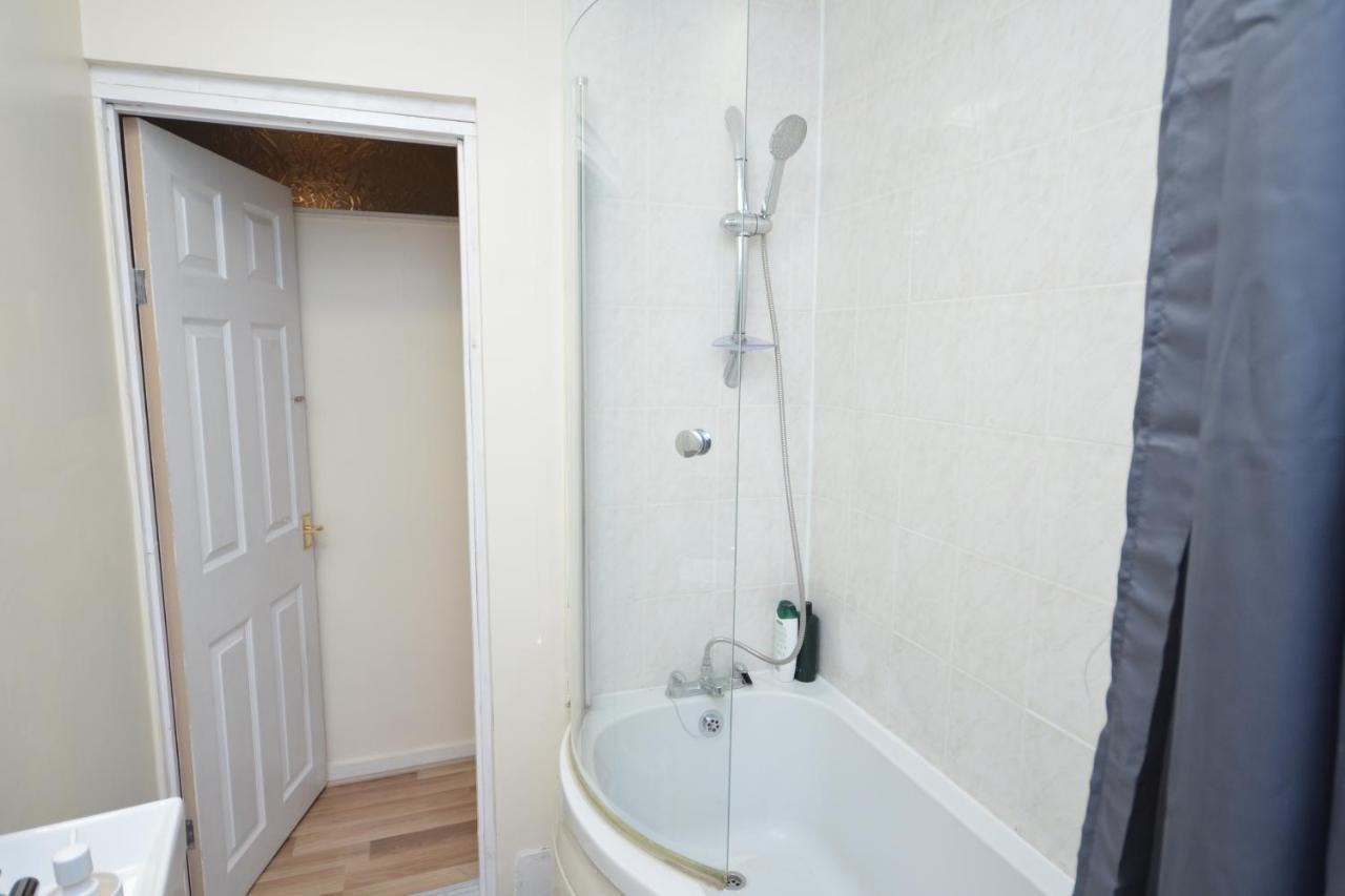Cheerful 4 Bedroom House In Greater Londra Dış mekan fotoğraf